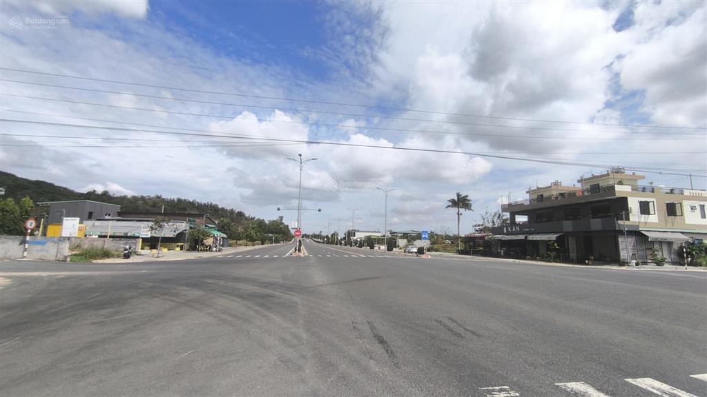 Chủ cần tiền hạ giá 500tr , bán gấp , lô đất 3 mặt tiền đường , sổ hồng riêng ,