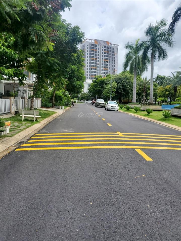View hồ bơi  công viên lớn lovera park  hướng đông