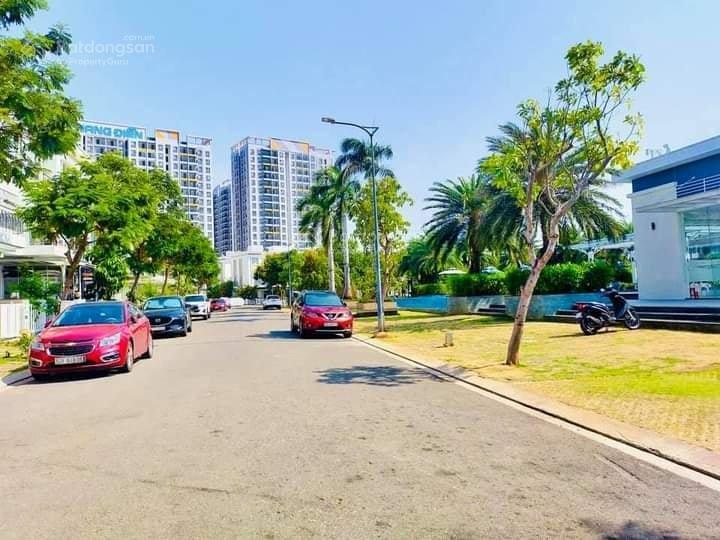 View hồ bơi  công viên lớn lovera park  hướng đông