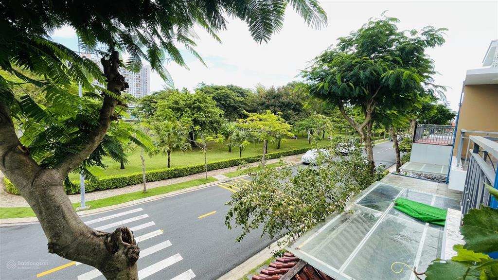 Nhà view công viên trung tâm, giá tốt