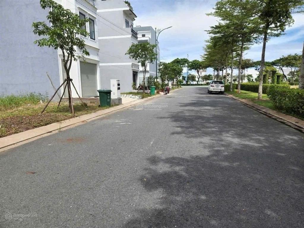 Chính chủ nền five star eco siêu rẻ, 2 mặt tiền trước sau, 120m2, sổ hồng riêng, giá 3 tỷ