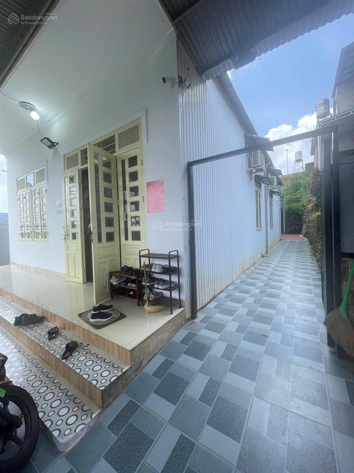 Cần bán căn biệt thự sân vườn rất đẹp đối diện ubnd phường 3 tp bảo lộc 540m2, giá 2 tỷ 900tr