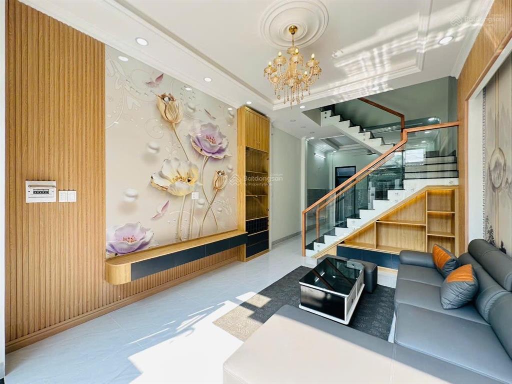 Nhà mới 4 tầng, lã xuân oai, cách công viên đông tăng long 100m, nội thất xịn, vào ở ngay