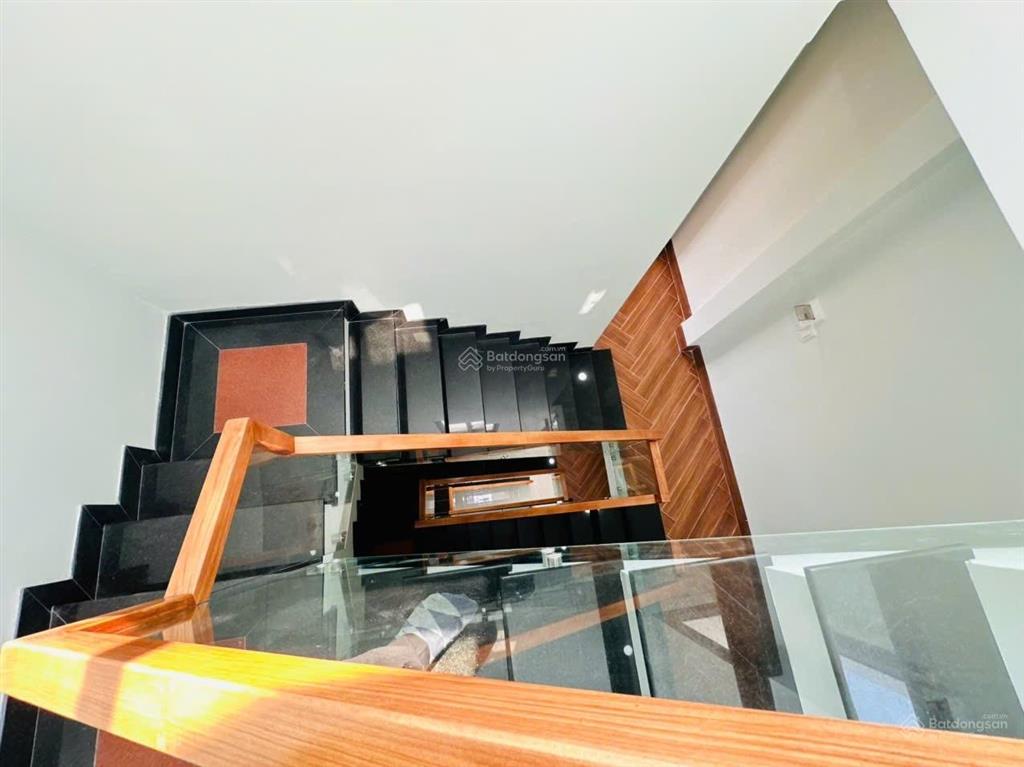 Nhà mới 4 tầng, lã xuân oai, cách công viên đông tăng long 100m, nội thất xịn, vào ở ngay