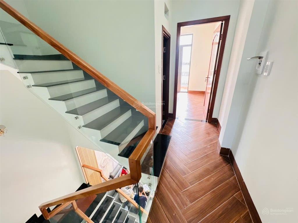 Nhà mới 4 tầng, lã xuân oai, cách công viên đông tăng long 100m, nội thất xịn, vào ở ngay