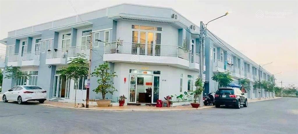 Bán nhà 1 trệt 1 lầu gần kcn hàm kiệm 1 đường nhựa ô tô giá chỉ 800 triệu nhà mới hoàn thiện