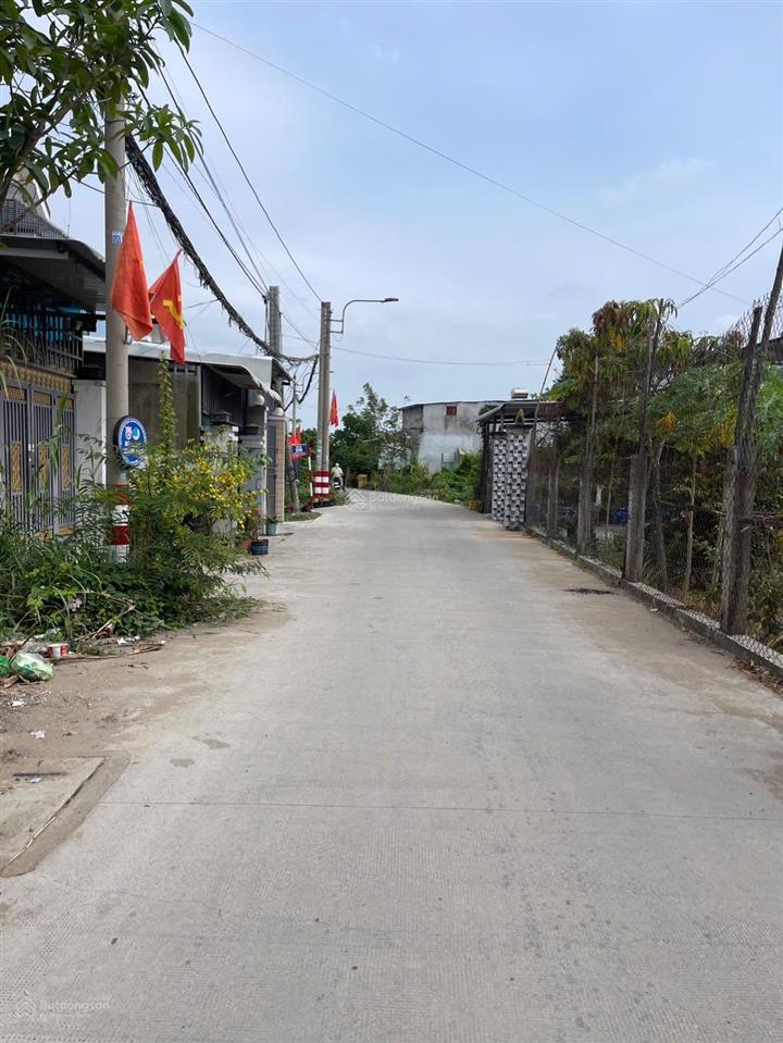 Lô góc 2 mt đường nhựa phía sau view kênh xã hưng long (qui đức cũ) huyện bình chánh dt 2000m2