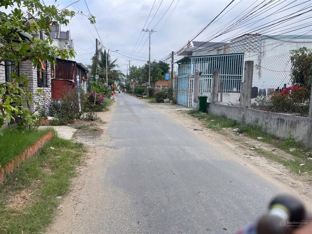 Đất vườn mt đường nhựa (xã qui đức cũ) hưng long bình chánh dt 2400m (ngang 25m dài 95m)