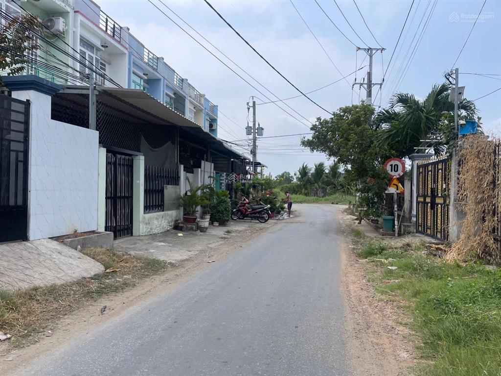 Đất vườn mt đường nhựa (xã qui đức cũ) hưng long bình chánh dt 2400m (ngang 25m dài 95m)