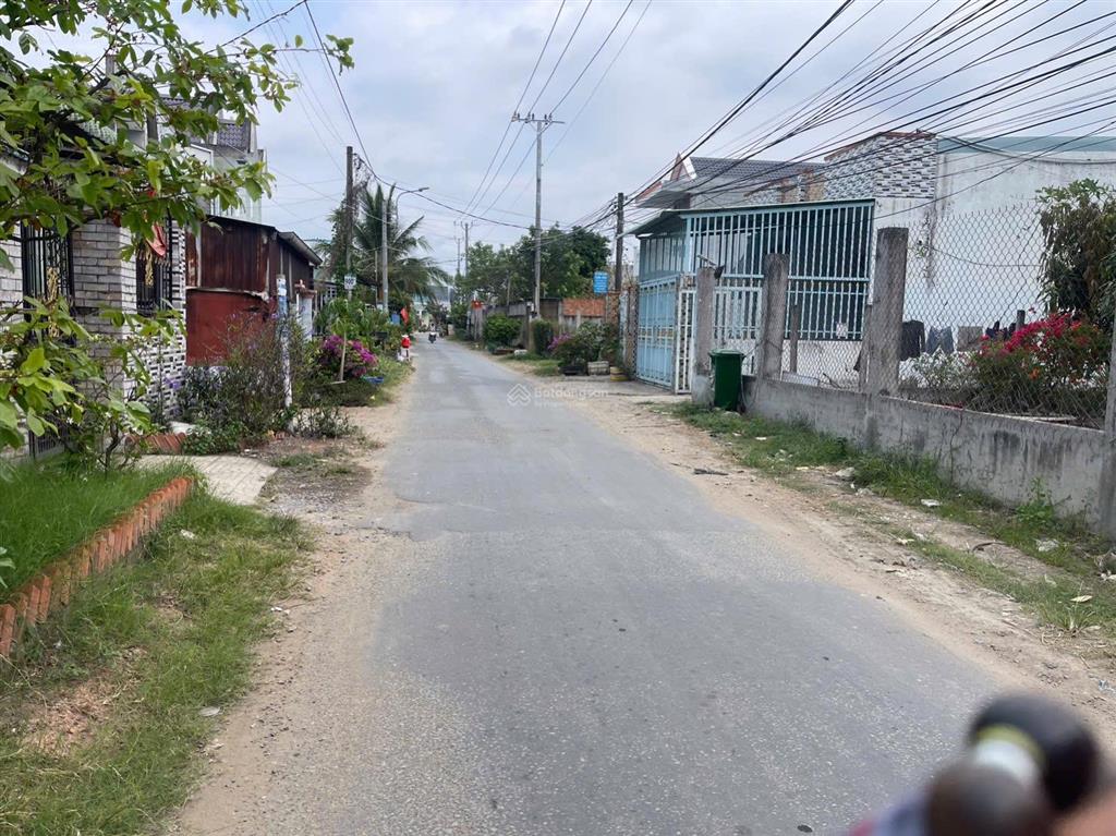 Đất vườn mt đường nhựa (xã qui đức cũ) hưng long bình chánh dt 2400m (ngang 25m dài 95m)