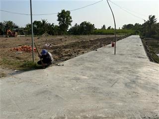 Đường bê tông kênh cấp 3 xã mỹ lộc cầngiuộc longan dt  dt  ngang 4,4m dài 30m