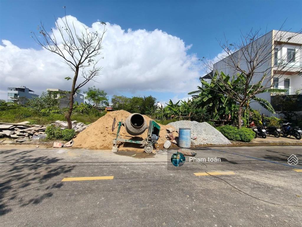 Bán lô đầm sen nam hòa xuân gần công viên hồ sen, b2 135 lô sạch 100m2 đường 7m5 đông nam