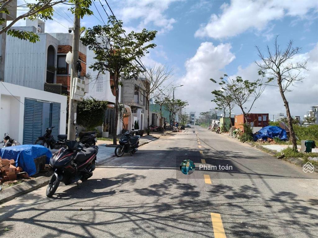 Bán lô đầm sen nam hòa xuân gần công viên hồ sen, b2 135 lô sạch 100m2 đường 7m5 đông nam