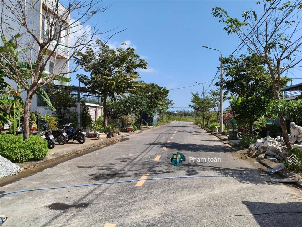 Bán lô đầm sen nam hòa xuân gần công viên hồ sen, b2 135 lô sạch 100m2 đường 7m5 đông nam