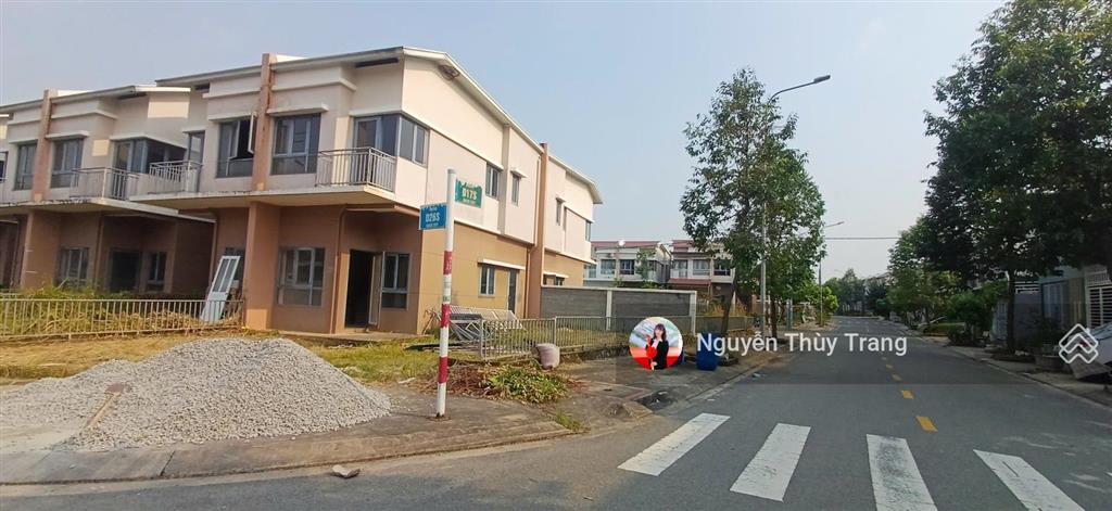 Bán gấp biệt thự tứ lập. gốc 2 mt. dt 148m2 giá rẻ nhất oasis bến cát