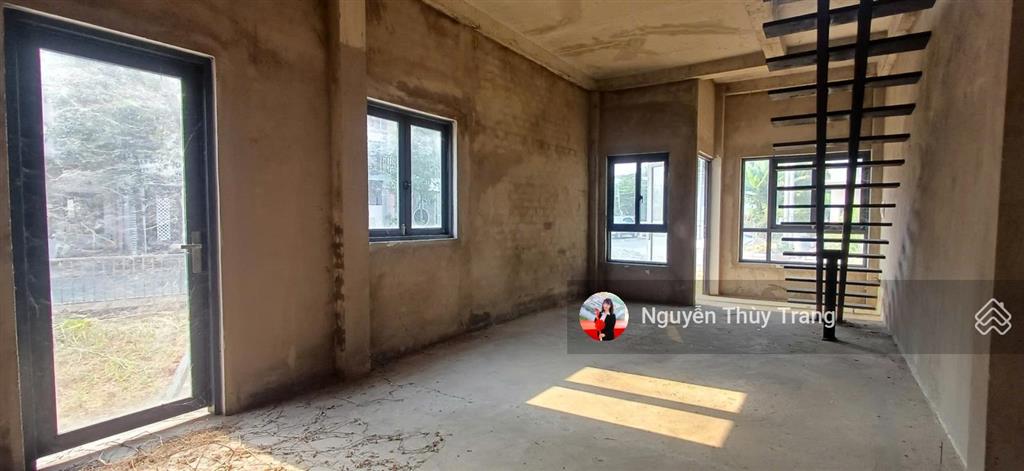 Bán gấp biệt thự tứ lập. gốc 2 mt. dt 148m2 giá rẻ nhất oasis bến cát
