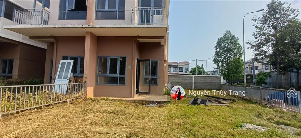Bán gấp biệt thự tứ lập. gốc 2 mt. dt 148m2 giá rẻ nhất oasis bến cát