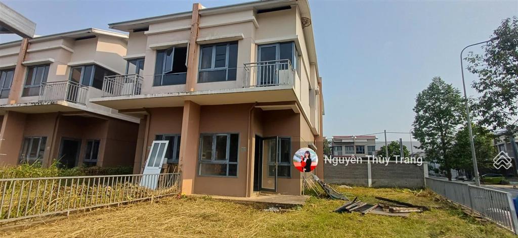 Bán gấp biệt thự tứ lập. gốc 2 mt. dt 148m2 giá rẻ nhất oasis bến cát