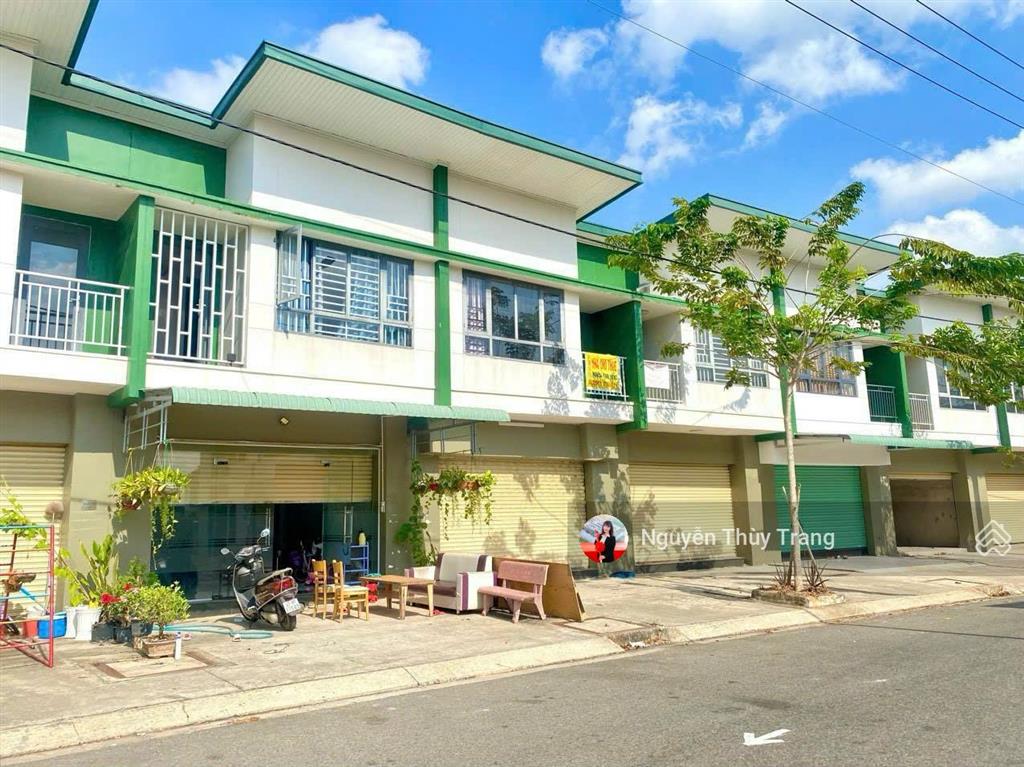 Cần bán nhà phố oasis city vị trí cực đẹp ngay trục đường lớn, gần trường đh việt đức. 2 mặt thoáng