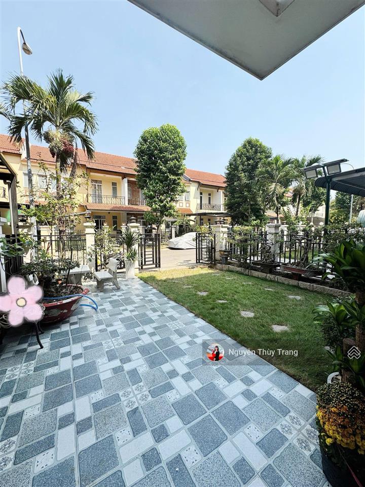 Cần bán biệt thự tâm huyết gia chủ 7x18.5m 1 trệt 2 lầu, đã làm mới đẹp cạnh aeon, sân golf sông bé