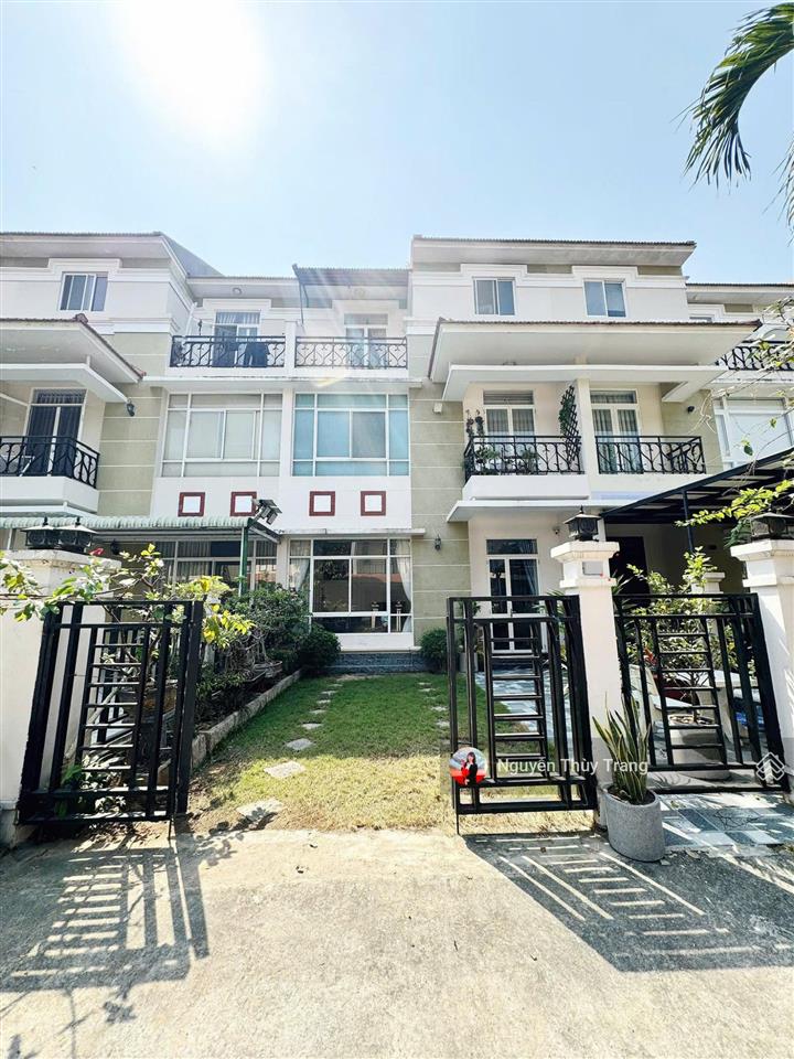 Cần bán biệt thự tâm huyết gia chủ 7x18.5m 1 trệt 2 lầu, đã làm mới đẹp cạnh aeon, sân golf sông bé