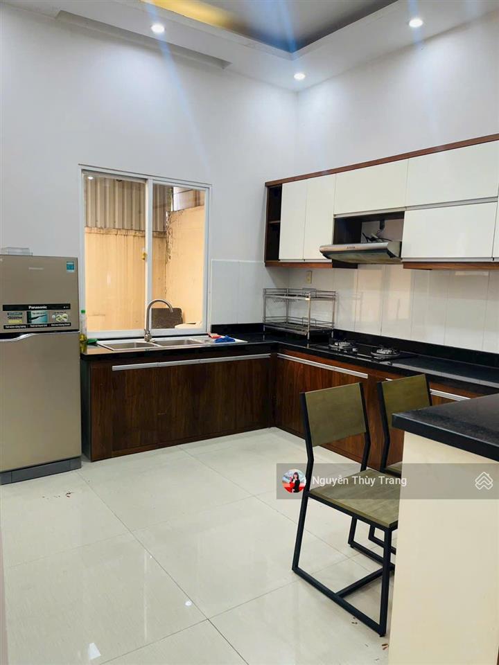 Cho thuê biệt thự có 4 phòng ngủ đầy đủ nội thất giá 18 triệu/tháng tại oasis, vsip 1, thuận an