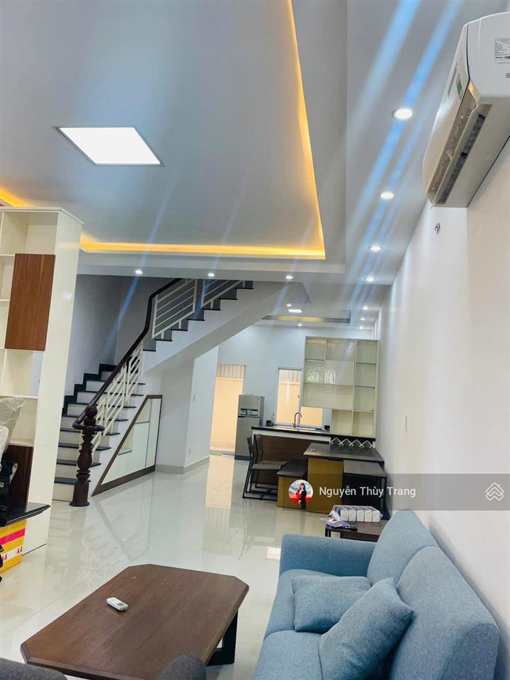 Cho thuê biệt thự có 4 phòng ngủ đầy đủ nội thất giá 18 triệu/tháng tại oasis, vsip 1, thuận an