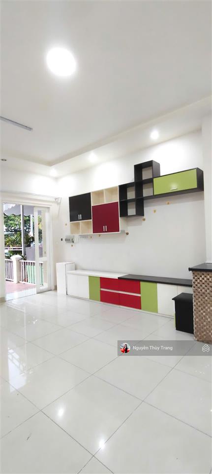 Cần cho thuê nhà liền kề vườn, full nội thất 4pn tại oasis giá chỉ 15 tr/th thuận an, bình dương