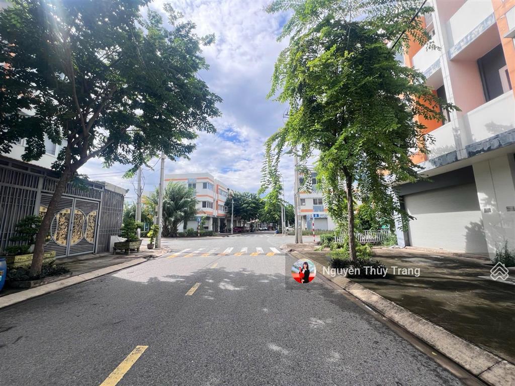Bán shophouse tại oasis city, 3,25 tỷ, 104m2, chính chủ chỉ với giá tốt. căn hiếm có 3 mặt tiền