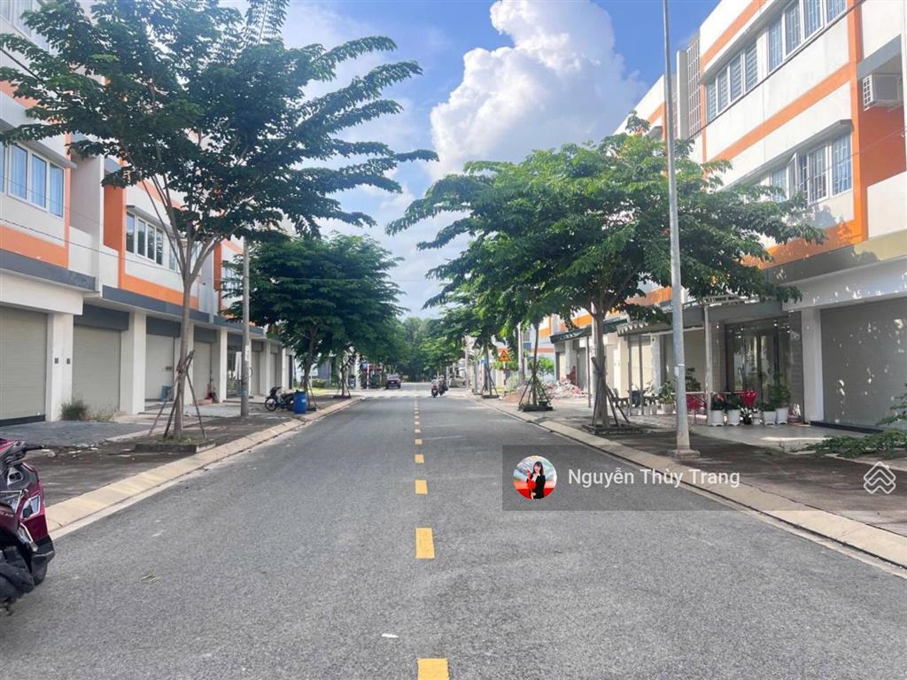 Bán shophouse tại oasis city, 3,25 tỷ, 104m2, chính chủ chỉ với giá tốt. căn hiếm có 3 mặt tiền