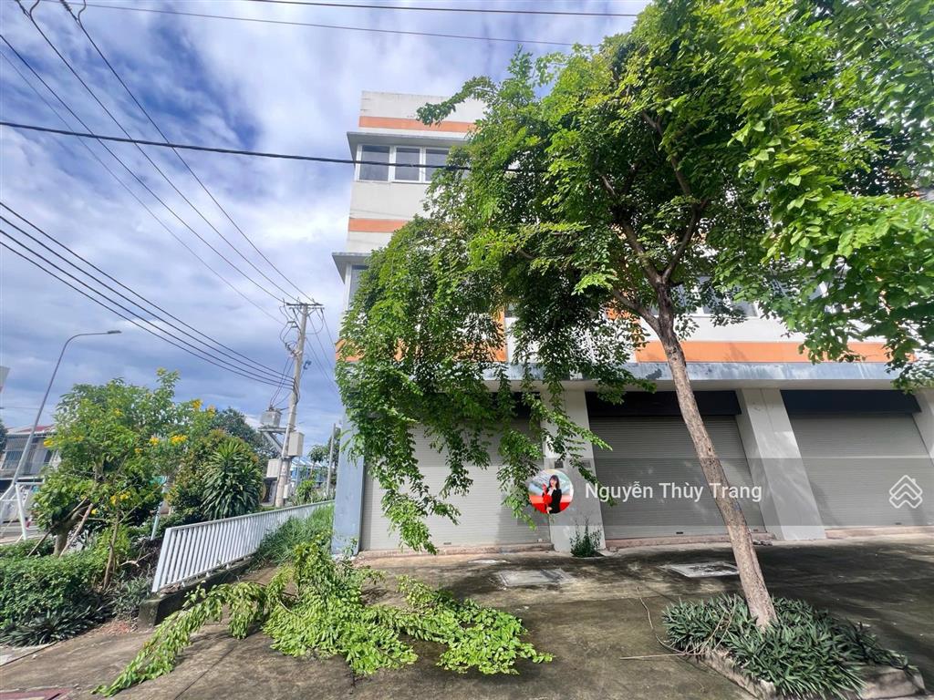 Bán shophouse tại oasis city, 3,25 tỷ, 104m2, chính chủ chỉ với giá tốt. căn hiếm có 3 mặt tiền