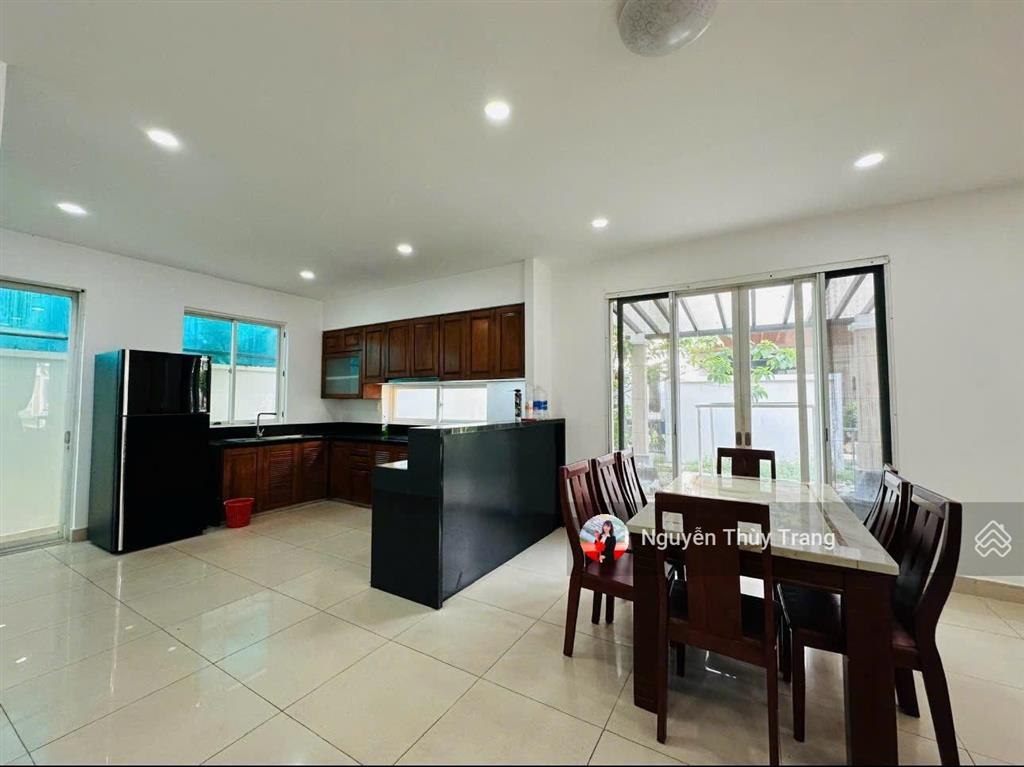 Bán biệt thự 4pn, 4wc, 259m2 tại khu oasis, giá tốt, sẵn thu nhập, cạnh hồ bơi. ngang 14m