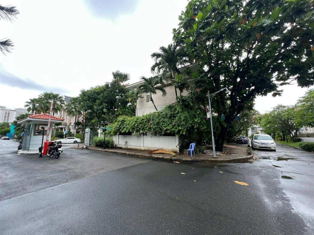 Cần bán gấp căn biệt thự phú gia 3 mặt tiền nhà đẹp giá chỉ 90 tỷ.  0906 396 *** em hà