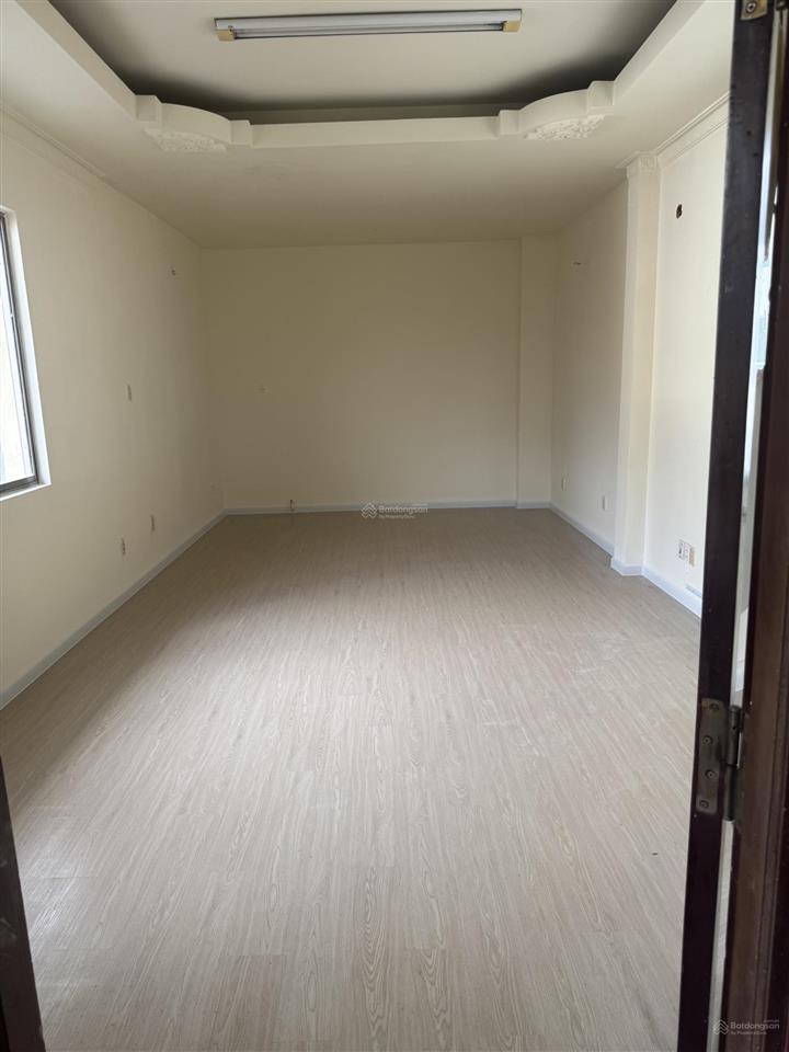 Cho thuê văn phòng 60m² có sân vườn, máy lạnh, vệ sinh riêng ngay htv, đường xe hơi