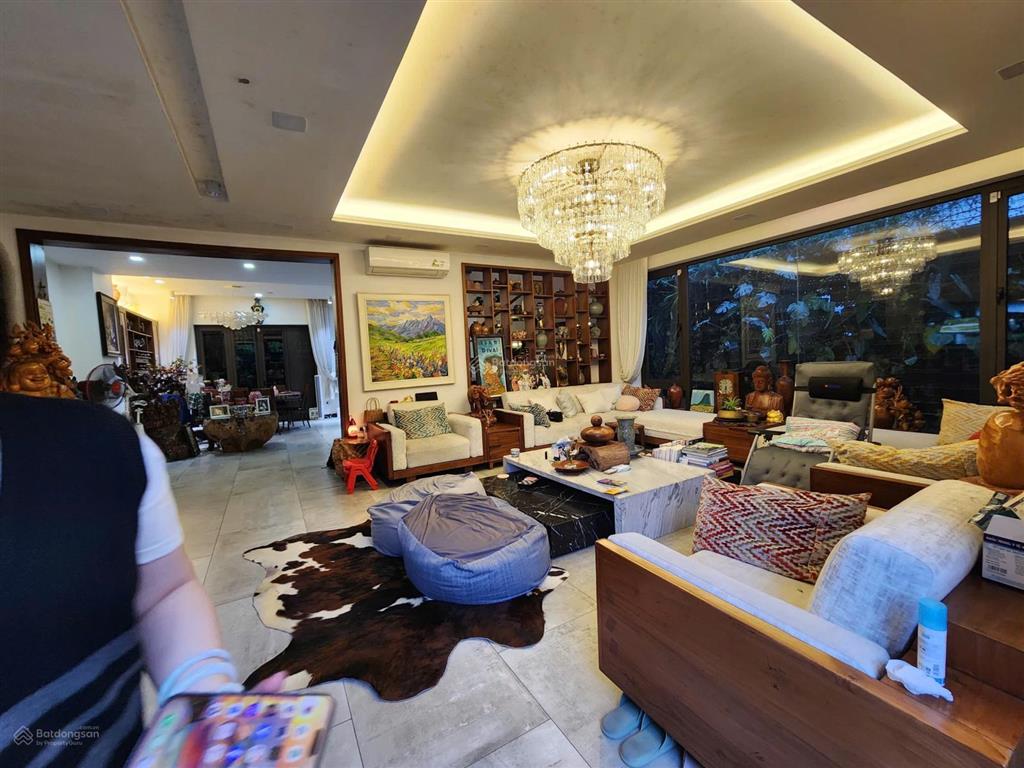 Chính chủ cần bán gấp biệt thự thành phố giao lưusát hồ 209m2  4 tầng đẩy đủ nội thất