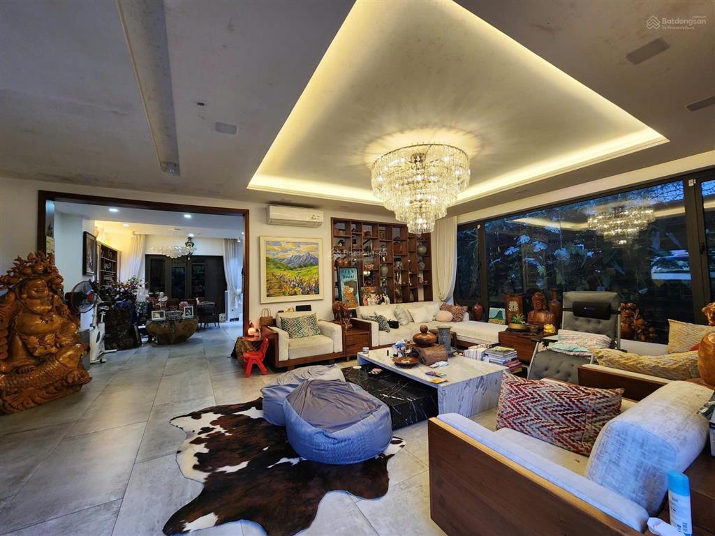 Chính chủ cần bán gấp biệt thự thành phố giao lưusát hồ 209m2  4 tầng đẩy đủ nội thất