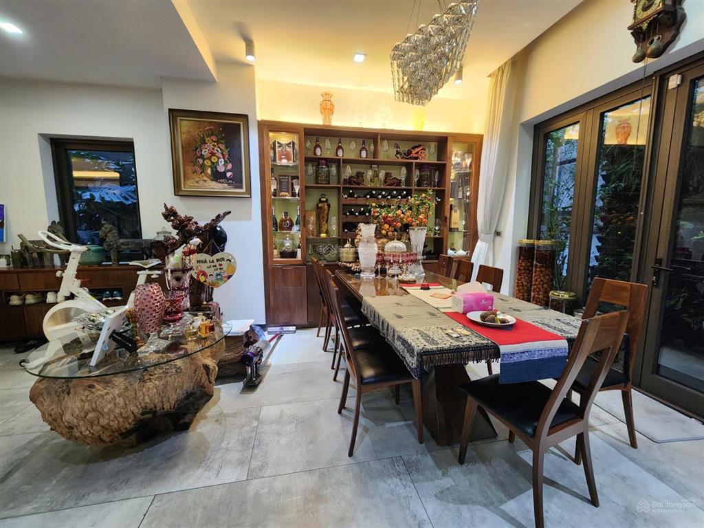 Chính chủ cần bán gấp biệt thự thành phố giao lưusát hồ 209m2  4 tầng đẩy đủ nội thất