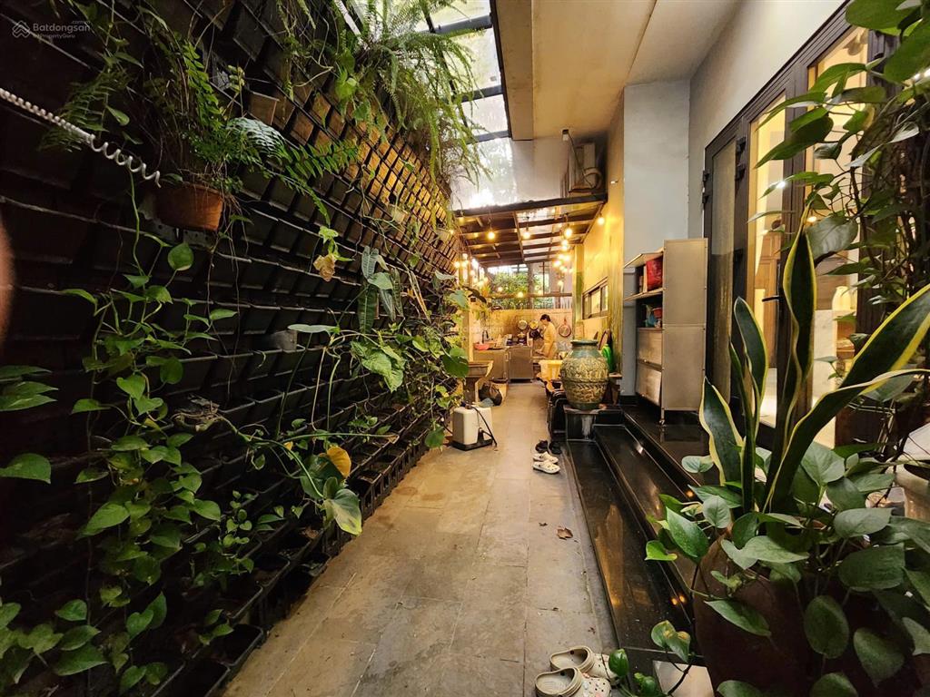 Chính chủ cần bán gấp biệt thự thành phố giao lưusát hồ 209m2  4 tầng đẩy đủ nội thất