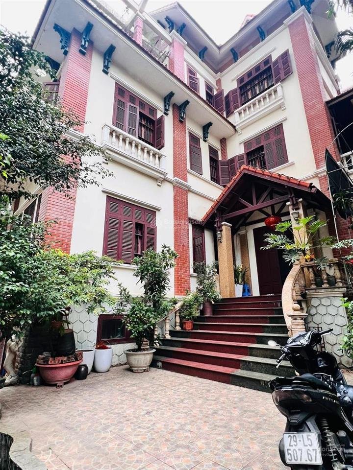 Bán biệt thự vườn đào đối diện tòa chung cư 195m2, giá ưu đãi, mặt tiền rộng.