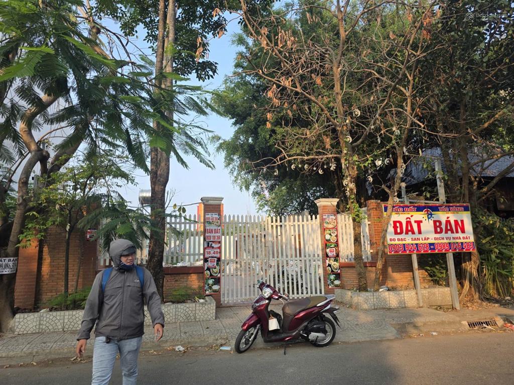 Đất mặt tiền kinh doanh làng đại học abc, 10x23=230m2. cần tiền, có tách bán một phần!