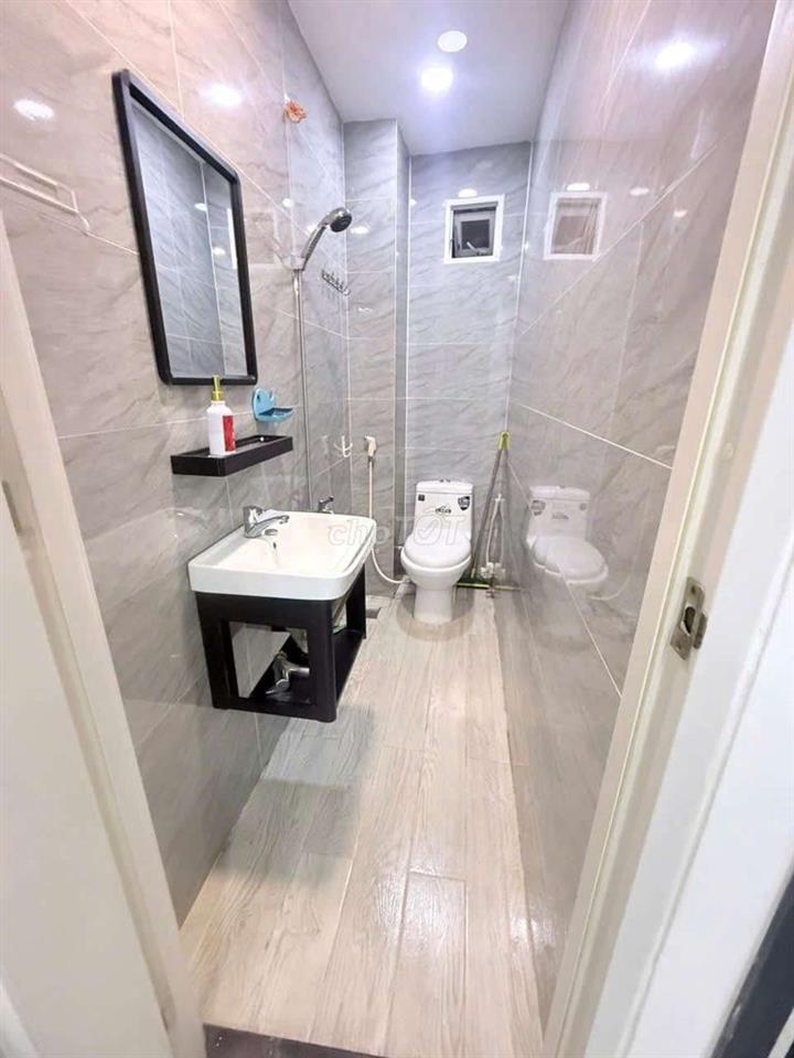CHO THUÊ NGUYÊN CĂN NHÀ MẶT TIỀN KHU BÁN VỊT QUAY QUẬN 5