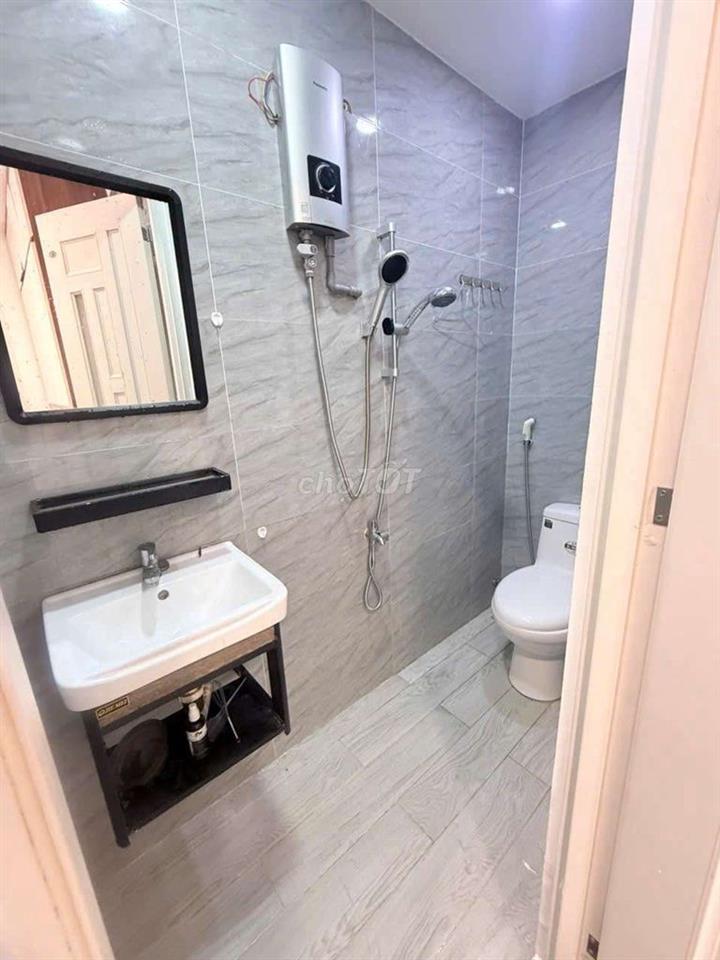 CHO THUÊ NGUYÊN CĂN NHÀ MẶT TIỀN KHU BÁN VỊT QUAY QUẬN 5