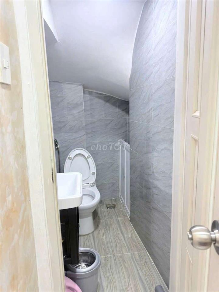 CHO THUÊ NGUYÊN CĂN NHÀ MẶT TIỀN KHU BÁN VỊT QUAY QUẬN 5