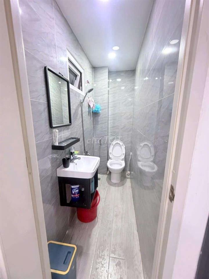 CHO THUÊ NGUYÊN CĂN NHÀ MẶT TIỀN KHU BÁN VỊT QUAY QUẬN 5