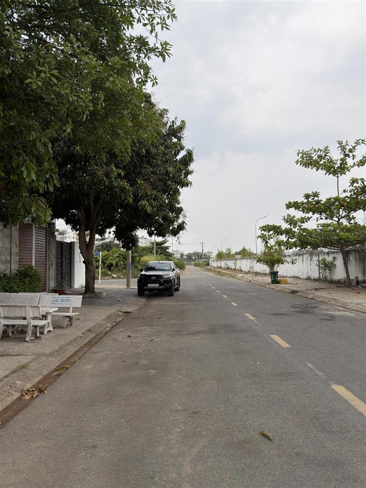 Cần bán nền biệt thự 10x22m kdc t30 giá 70tr/m sổ hồng riêng xây dựng tự do