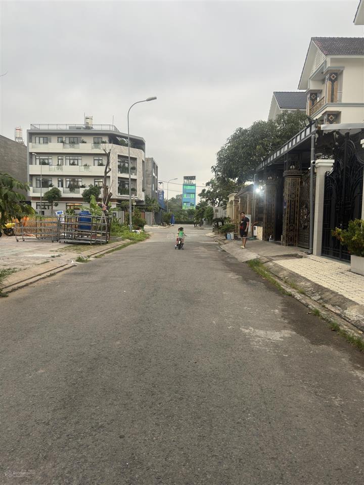 Cần bán lô đất sổ đỏ kdc 6b t30 giá 7tỷ5 5x20m xây dựng tự do.  0932 798 ***