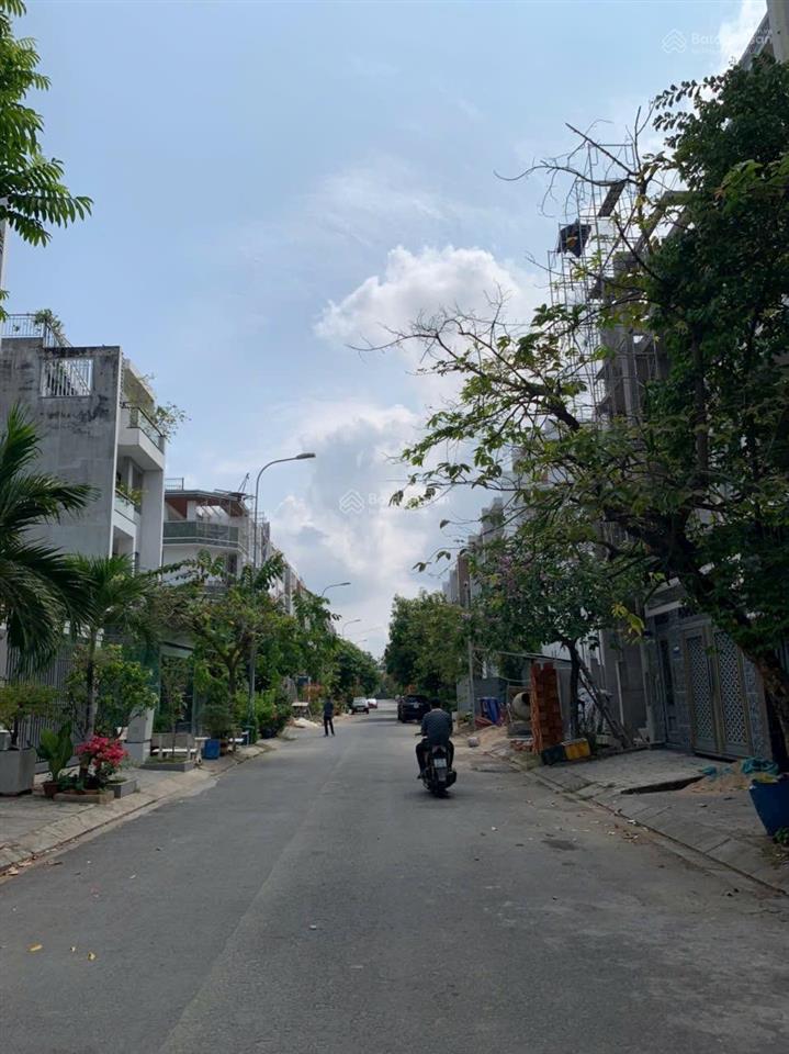 Bán nhanh lô đất nhà phố view trường học tttm kdc đại phúc đường 6a giá 80tr/m2, dt 110m2