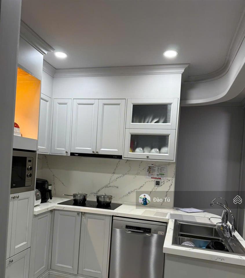 Chuyển nhượng 2pn rộng 97m2 góc view sông đông nam full nt đẹp có sổ hồng riêng.  0903 388 ***