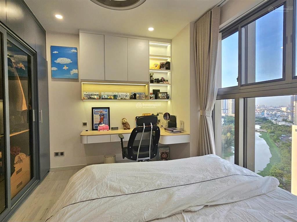Chủ gửi bán căn hộ midtown m5110m2 lầu cao căn góc view sông hướng đông nam sổ hồng riêng