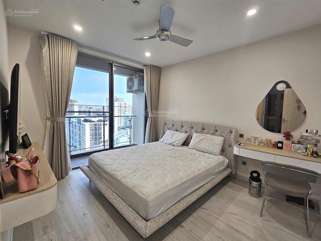 Chủ gửi bán căn hộ midtown m5110m2 lầu cao căn góc view sông hướng đông nam sổ hồng riêng
